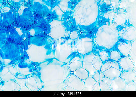 Couleur bleu goutte sur bulles d'.Imagine la structure d'agents pathogènes se cacher dans l'eau. Banque D'Images