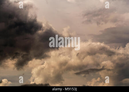 Couche de nuages avant d'avoir de pluie. Banque D'Images