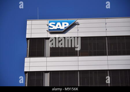 PRAGUE, RÉPUBLIQUE TCHÈQUE - 20 mars 2018 : SAP software corporation multinationale logo sur République tchèque bâtiment du siège, le 20 mars 2018 à Prague Banque D'Images