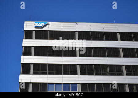 PRAGUE, RÉPUBLIQUE TCHÈQUE - 20 mars 2018 : SAP software corporation multinationale logo sur République tchèque bâtiment du siège, le 20 mars 2018 à Prague Banque D'Images