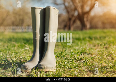 Close up de bottes en caoutchouc dans le jardin Banque D'Images