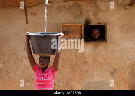 La collecte de l'eau dans un village de la province du Zou, au Bénin. Banque D'Images