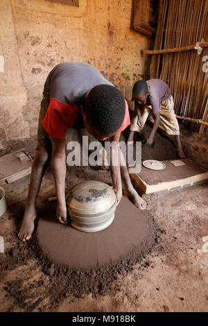 Smithy à Bohicon, Bénin. Enfants travailleurs. Banque D'Images