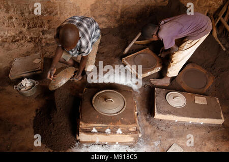 Smithy à Bohicon, Bénin. Enfants travailleurs. Banque D'Images