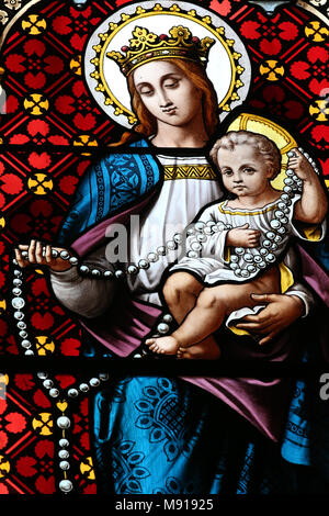 Lans en Vercors église. Vitrail.Notre Dame du Rosaire. La France. Banque D'Images