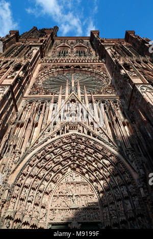 Notre Dame de la cathédrale de Strasbourg. Façade de l'Ouest. Tympan et rose. Strasbourg. La France. Banque D'Images