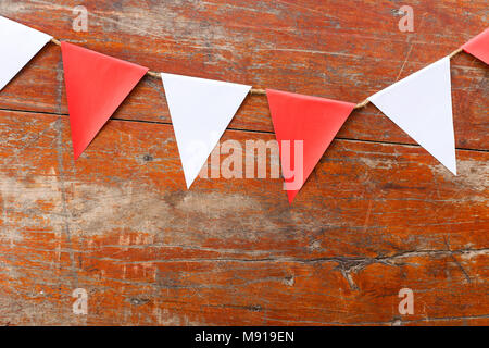 Drapeaux triangle sur l'ancienne table. Décoration Afficher dans le parti. Banque D'Images