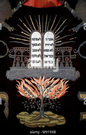 Musée Bartholdi. L'parochet est le voile qui couvre l'Aron Kodesh contenant les rouleaux de la Torah. Colmar. La France. Banque D'Images