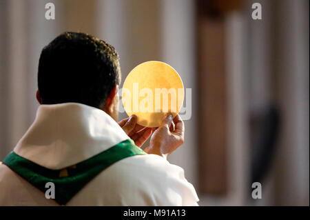 L'église Saint-Jacques. Dimanche matin messe catholique. Célébration eucharistique. L'hôte de prêtre. Sallanches. La France. Banque D'Images