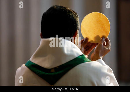 L'église Saint-Jacques. Dimanche matin messe catholique. Célébration eucharistique. L'hôte de prêtre. Sallanches. La France. Banque D'Images