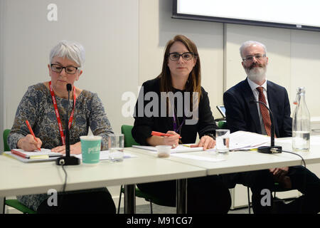 (De gauche à droite) Josie Irwin du Royal College of Nursing (RCN), de l'unisson Sara Gorton et employeurs du NHS directeur Danny Mortimer assister à une réunion à l'unisson du bureau à Londres où des leaders syndicaux représentant les travailleurs du NHS a recommandé l'acceptation d'une offre salariale de 6,5  % entre et 29 % sur trois ans. Banque D'Images