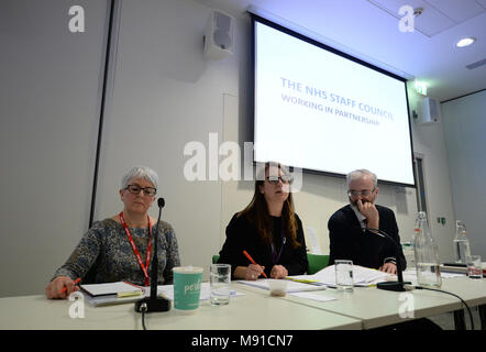 (De gauche à droite) Josie Irwin du Royal College of Nursing (RCN), de l'unisson Sara Gorton et employeurs du NHS directeur Danny Mortimer assister à une réunion à l'unisson du bureau à Londres où des leaders syndicaux représentant les travailleurs du NHS a recommandé l'acceptation d'une offre salariale de 6,5  % entre et 29 % sur trois ans. Banque D'Images