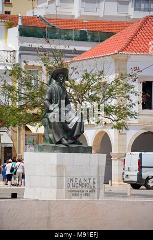 Statue de l'Infante Dom Henrique (Prince Henry) sur la place de la ville avec les bâtiments de la ville à l'arrière, Lagos, Algarve, Portugal, Europe. Banque D'Images