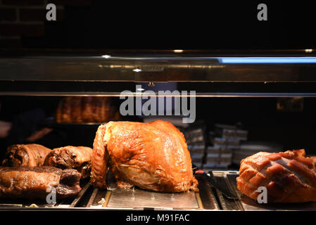 Rôti Entier avec la découpe de la Turquie mixte gammon de bœuf et d'agneau prêt à manger Banque D'Images
