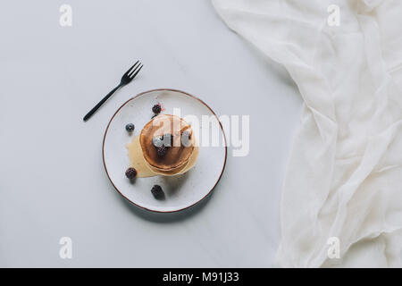 Vue de dessus de délicieuses crêpes avec fruits frais sain sur gris Banque D'Images