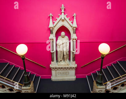 Statue d'Albert, Prince Consort, dans l'escalier d'entrée du Royal Albert Memorial Museum (1868), Exeter, Devon, Royaume-Uni. Banque D'Images