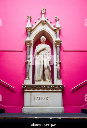 Statue d'Albert, Prince Consort, dans l'escalier d'entrée du Royal Albert Memorial Museum (1868), Exeter, Devon, Royaume-Uni. Banque D'Images