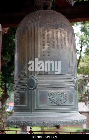 Le Temple de la littérature est temple qui était autrefois un centre d'apprentissage à Hanoi. Cloche de bronze géant. Hanoi. Le Vietnam. Banque D'Images