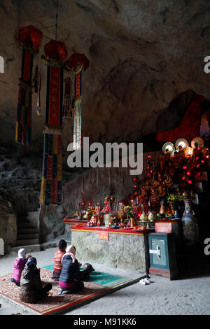 Grotte Tam Thanh. Thien Thanh pagode taoïste. Le taoïsme fidèles. Lang Son. Le Vietnam. Banque D'Images