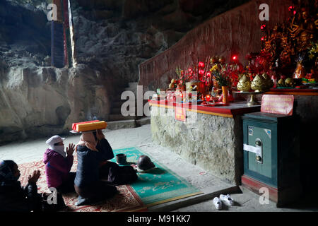 Grotte Tam Thanh. Thien Thanh pagode taoïste. Le taoïsme fidèles. Lang Son. Le Vietnam. Banque D'Images