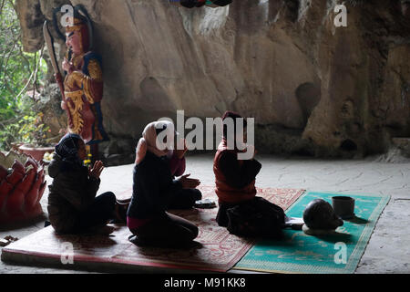 Grotte Tam Thanh. Thien Thanh pagode taoïste. Le taoïsme fidèles. Lang Son. Le Vietnam. Banque D'Images