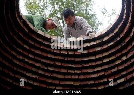 Les travailleurs sur site de construction. Fils du bac. Le Vietnam. Banque D'Images