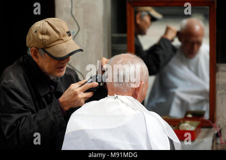 Salon de coiffure de la rue dans le vieux quartier. Hanoi. Le Vietnam. Banque D'Images