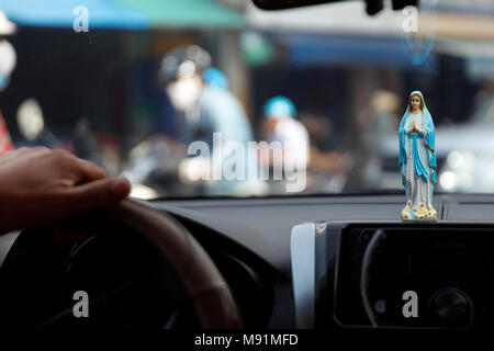 Vierge Marie, figurine dans une voiture. Ho Chi Minh Ville. Le Vietnam. Banque D'Images