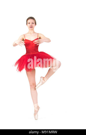 Une femme dans un ballet rouge tutu dansant. Studio tourné sur fond blanc, image isolée. Banque D'Images