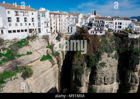 Ronda, Espagne. 19 janvier, 2018. Vue sur village Ronda sur gorges du Tage (Tajo de Ronda) Banque D'Images