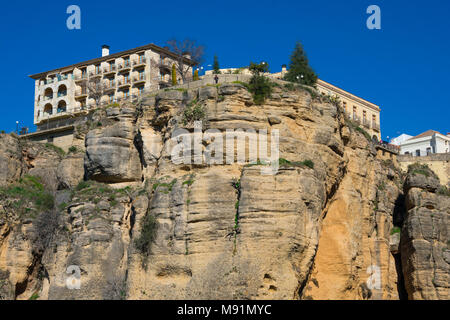 Ronda, Espagne. 19 janvier, 2018. Vue sur village Ronda sur gorges du Tage (Tajo de Ronda) Banque D'Images