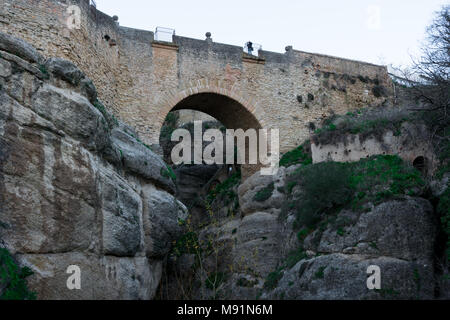 Ronda, Espagne. 19 janvier, 2018. Sur le pont vieux (Puente Viejo) Banque D'Images