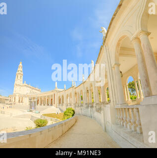 Sanctuaire de Notre Dame de Fatima dans le centre du Portugal, l'un des plus importants sanctuaires mariaux et lieux de pèlerinage pour les catholiques. Basilica de Nossa Senhora de colonnade blanche. Ciel bleu. Banque D'Images