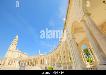 Sanctuaire de Notre Dame de Fatima dans le ciel bleu, le Centre du Portugal, l'un des plus importants sanctuaires mariaux et lieux de pèlerinage pour les catholiques. Basilica de Nossa Senhora de colonnade blanche. Banque D'Images