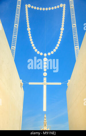 Chapelet géant dans le ciel bleu et clocher de la Basilique de Notre Dame de Fatima sur l'arrière-plan. Fatima au Portugal est le site où trois enfants bergers portugais a vu la Vierge Marie du Rosaire. Banque D'Images