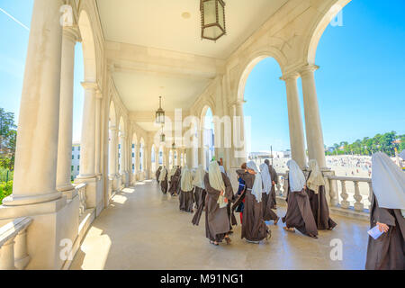 Fatima, Portugal - 15 août 2017 : groupe de religieuses promenades sous arcade au Sanctuaire de Notre-Dame de Fatima, l'un des plus importants sanctuaires mariaux et lieux de pèlerinage pour les catholiques. Banque D'Images