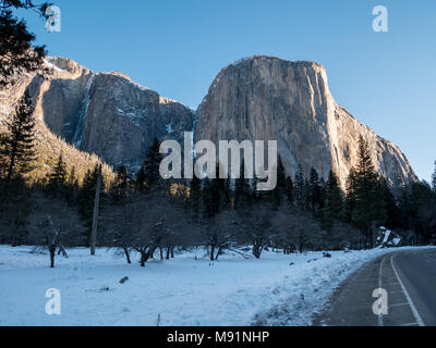 El Capitan Yosemite et pointe de la route de l'automne congelé sans voitures Banque D'Images