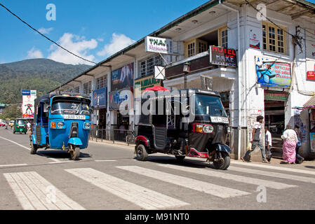 L'une des principales routes de Nuwaraeliya Nuwara Eliya Scène de rue avec 2 Tuk Tuks qui passent sur une journée ensoleillée avec ciel bleu. Banque D'Images