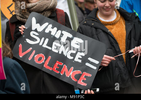 Des milliers de personnes se sont rassemblées dans le centre de Londres, pour la marche contre le racisme manifestation nationale, pour protester contre la hausse spectaculaire des attaques liées à la race. Banque D'Images