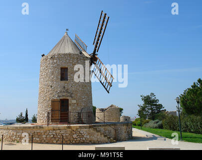 Un moulin à vent le haut du village Banque D'Images