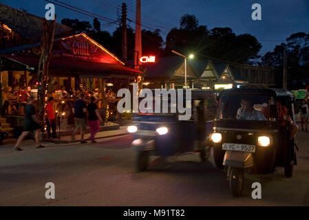 La rue principale d'Ella soir nuit temps avec tuk tuks, restaurants, bars, les touristes et les habitants. Faible vitesse d'obturation et sensibilité ISO élevée afin de flou. Banque D'Images