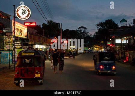 La rue principale d'Ella soir nuit temps avec tuk tuks, restaurants, bars, les touristes et les habitants. Faible vitesse d'obturation et sensibilité ISO élevée afin de flou. Banque D'Images