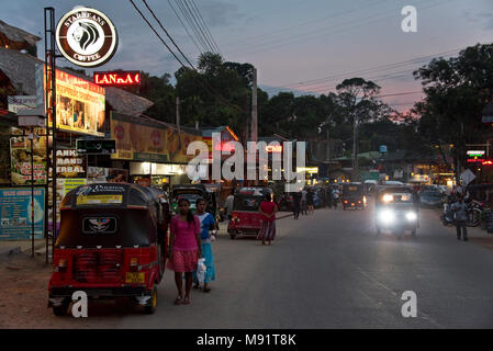 La rue principale d'Ella soir nuit temps avec tuk tuks, restaurants, bars, les touristes et les habitants. Faible vitesse d'obturation et sensibilité ISO élevée afin de flou. Banque D'Images