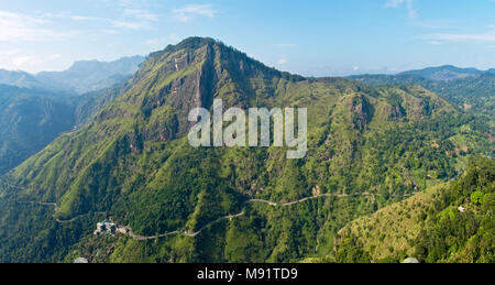 Photo 2 une croix vue panoramique sur Adam's Peak près de Ella au Sri Lanka lors d'une journée ensoleillée avec ciel bleu. Banque D'Images