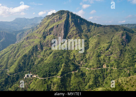 Le but d'Adam's Peak près de Ella au Sri Lanka lors d'une journée ensoleillée avec ciel bleu. Banque D'Images