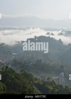 Un paysage Vue aérienne d'Ella et la campagne environnante, les collines et montagnes dans la brume et les nuages au Sri Lanka. Banque D'Images