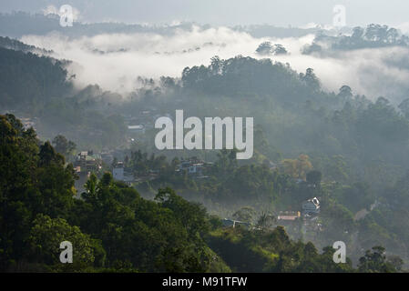 Un paysage Vue aérienne d'Ella et la campagne environnante, les collines et montagnes dans la brume et les nuages au Sri Lanka. Banque D'Images