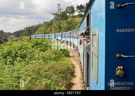 Une classe S12 MCG 928 Unités multiples diesel (DMU) train transportant les habitants et les touristes entre Nanu Oya et Ella au Sri Lanka. Banque D'Images