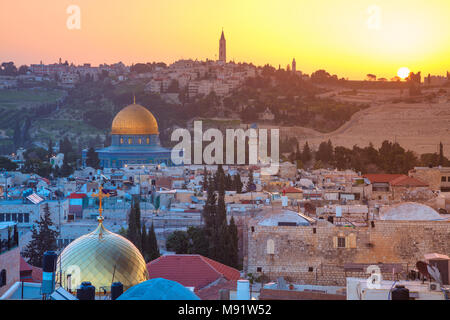 Jérusalem. Cityscape image de Jérusalem, Israël avec dôme du Rocher au lever du soleil. Banque D'Images