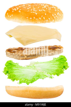 Délicieux hamburger avec le vol d'ingrédients sur fond blanc. Banque D'Images